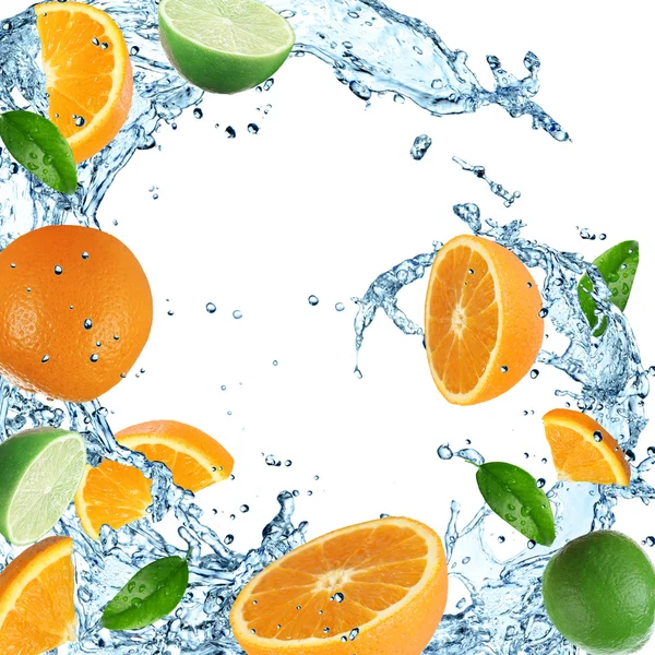 Orangen mit Wasserspritzer — Stockfoto