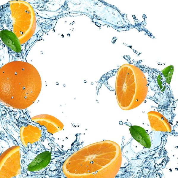 Orangen mit Wasserspritzer — Stockfoto