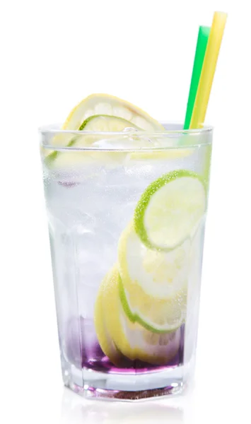 Drink with ice and lime slice — Stock Photo, Image