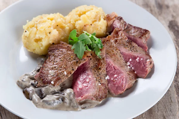 Délicieux steak de boeuf — Photo