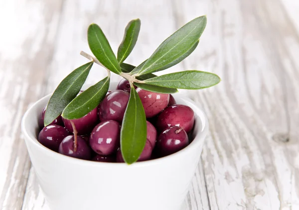 Olives with leaves — Stock Photo, Image