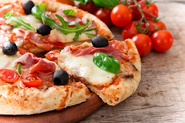 Läcker italiensk pizza — Stockfoto