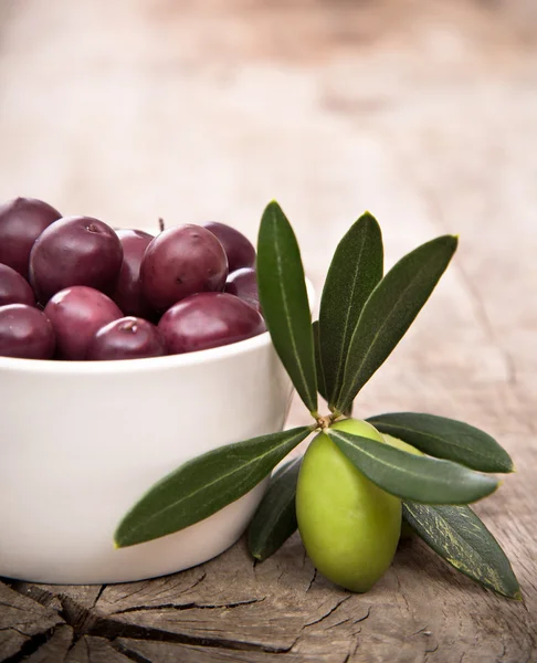 Olives with leaves — Stock Photo, Image