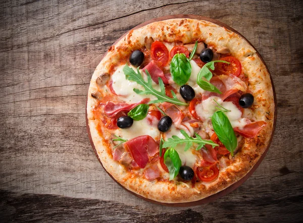 Läcker italiensk pizza — Stockfoto