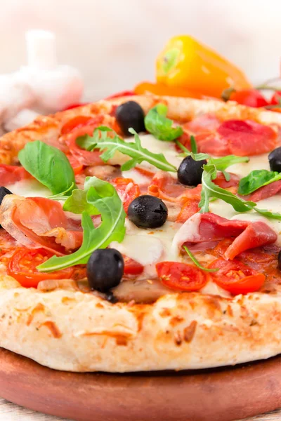 Вкусная итальянская пицца — стоковое фото