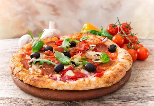 Deliziosa pizza italiana — Foto Stock