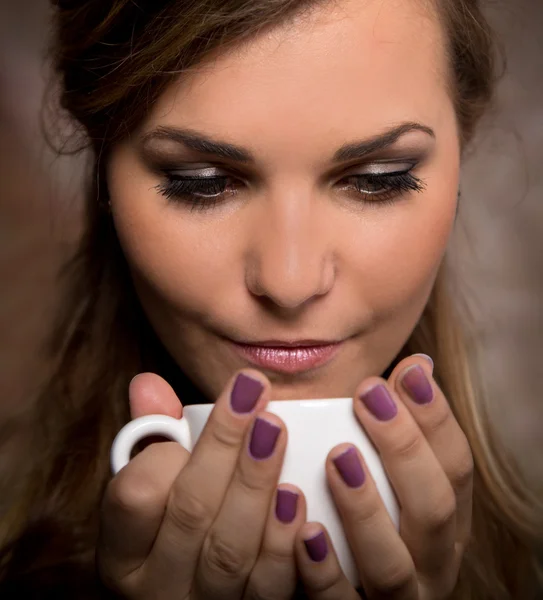 Hübsche Frau trinkt Kaffee — Stockfoto