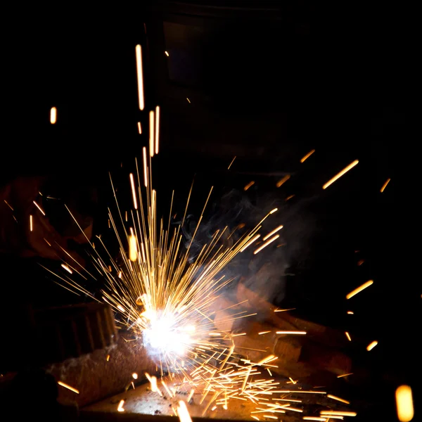 Sparks tijdens metalen snijden — Stockfoto
