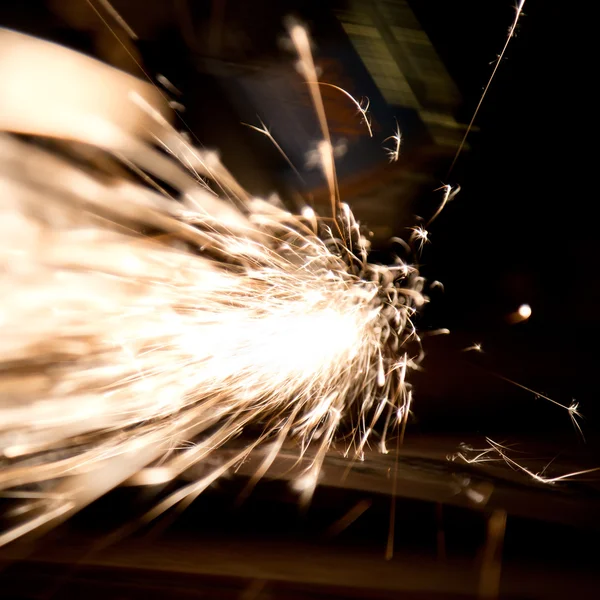 Sparks tijdens metalen snijden — Stockfoto