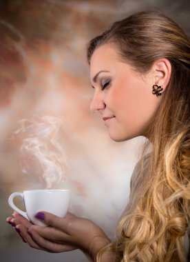 güzel bir kadın kahve içme