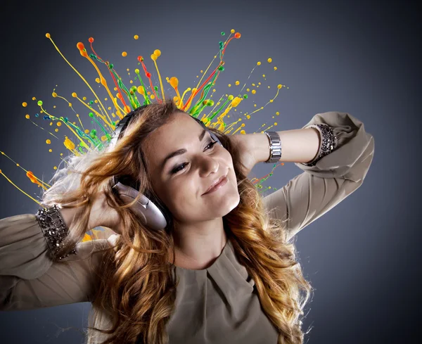 Young girl listens to music — Stock Photo, Image