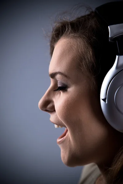 Chica joven escucha música — Foto de Stock
