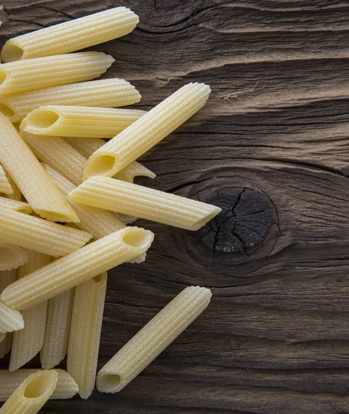Spillde raw penne pasta — Stockfoto