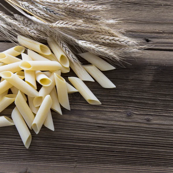 Розлиті сирі макарони пентоні — стокове фото