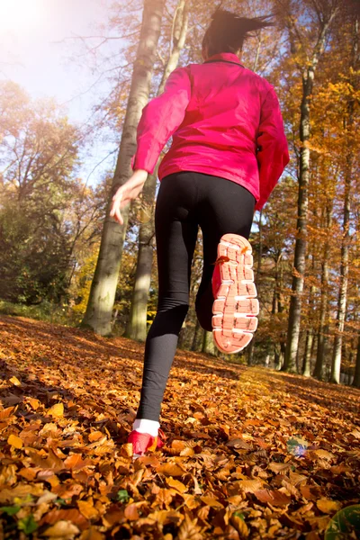 Mujer joven corriendo —  Fotos de Stock