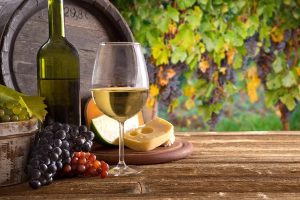 Bottiglia di vino e bicchieri su tavolo di legno — Foto Stock