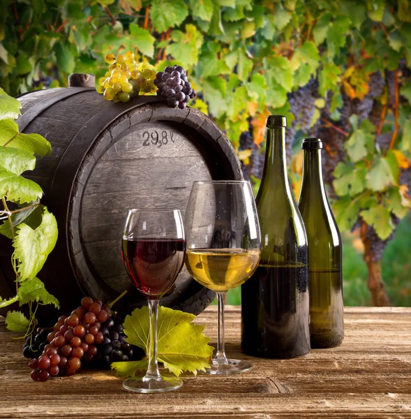 Botella de vino y copas sobre mesa de madera —  Fotos de Stock