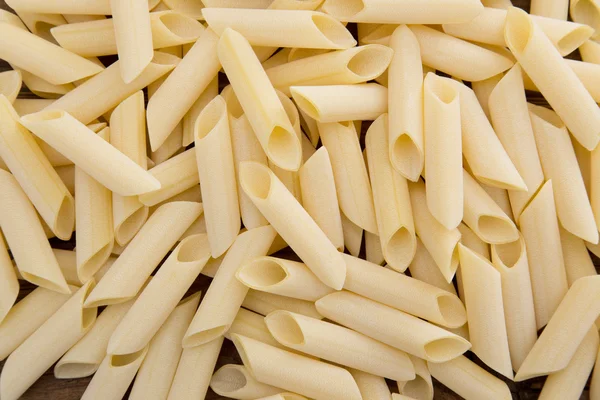 Pasta de penne cruda derramada — Foto de Stock