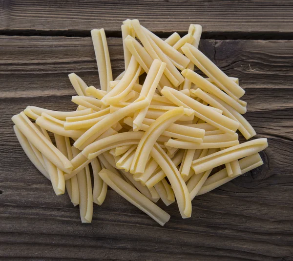 Verschüttetes roh Casarecce pasta — Zdjęcie stockowe