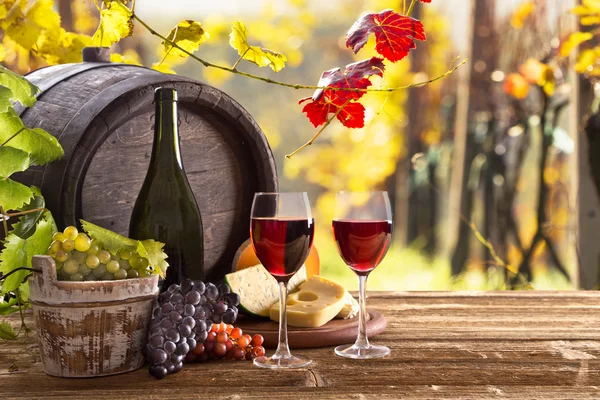Butelka wina i okulary na drewnianym stole — Zdjęcie stockowe