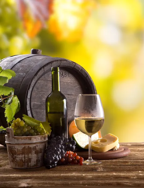 Бутылка вина и бокалы на деревянном столе — стоковое фото