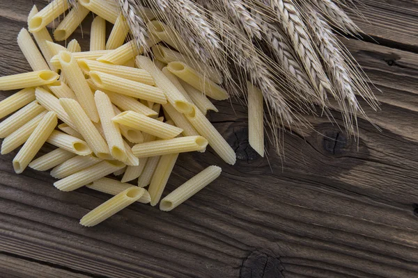 Pasta de penne cruda derramada — Foto de Stock