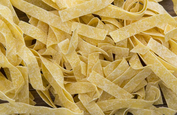 Pâtes de pappardelle crues renversées — Photo