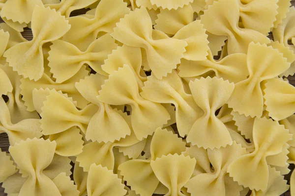 Tészta farfalle nyers kiömlött — Stock Fotó