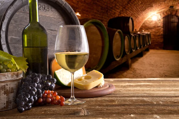 葡萄酒瓶和木制的桌子上的玻璃杯 — 图库照片