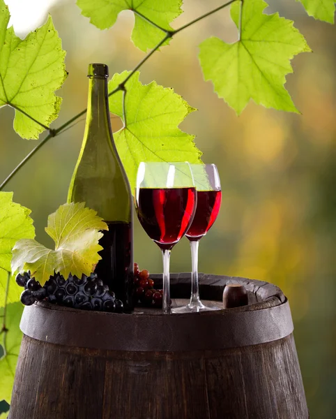 Şarap şişesi ve camlar ahşap tablo — Stok fotoğraf