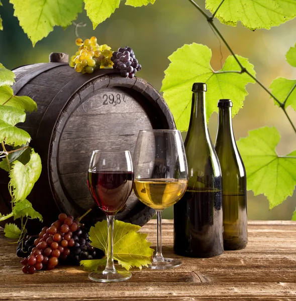 Botella de vino y copas sobre mesa de madera —  Fotos de Stock