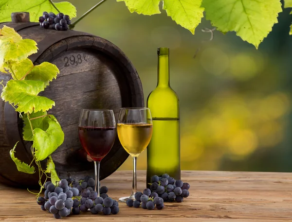 Бутылка вина и бокалы на деревянном столе — стоковое фото