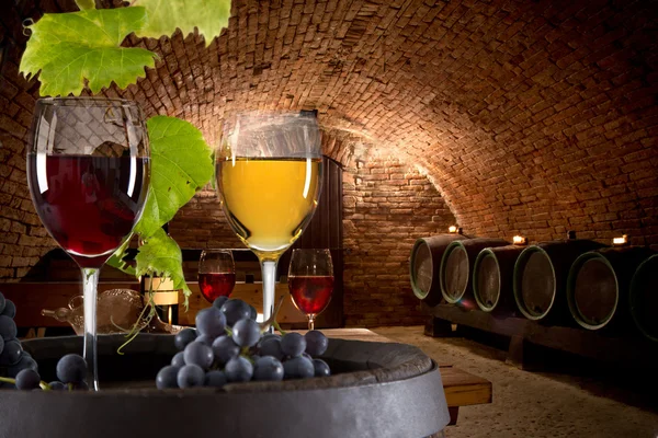 Garrafa de vinho e copos na mesa de madeira — Fotografia de Stock