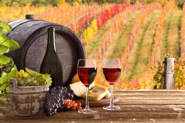 Şarap şişesi ve camlar ahşap tablo — Stok fotoğraf