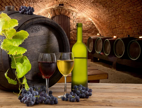 Garrafa de vinho e copos na mesa de madeira — Fotografia de Stock