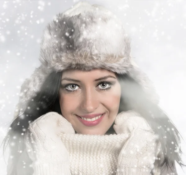 Retrato de mujer joven atractiva en invierno — Foto de Stock