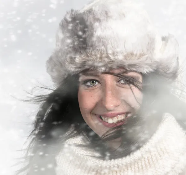 Portrait of attractive young woman in winter — Stock Photo, Image