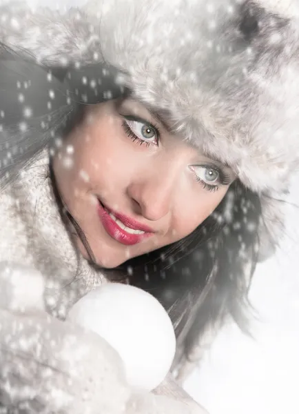 Portret van aantrekkelijke jonge vrouw in de winter — Stockfoto