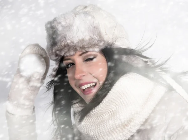 Portret van aantrekkelijke jonge vrouw in de winter — Stockfoto