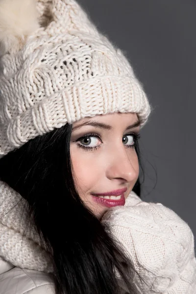 Retrato de mujer joven atractiva en invierno — Foto de Stock