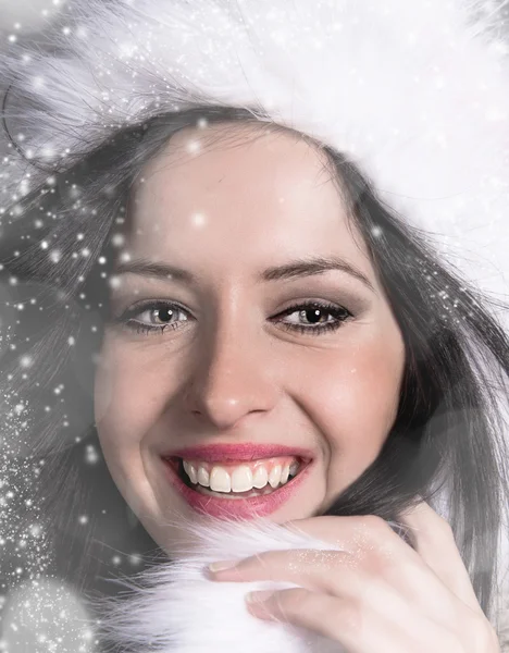 Porträtt av attraktiv ung kvinna i vinter — Stockfoto