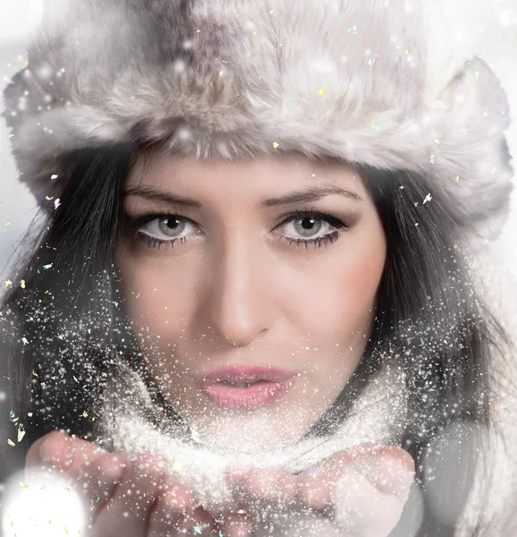 Retrato de mulher jovem atraente no inverno — Fotografia de Stock