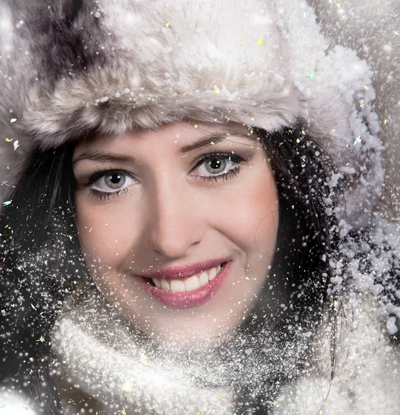 Portrét atraktivní mladá žena v zimě — Stock fotografie