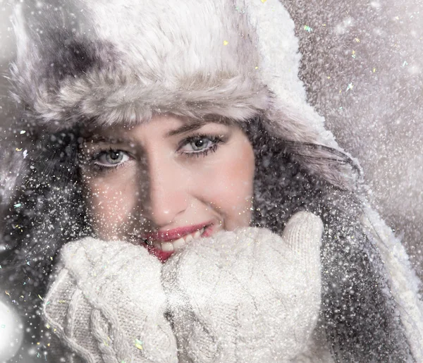 Portrait de jeune femme séduisante en hiver — Photo