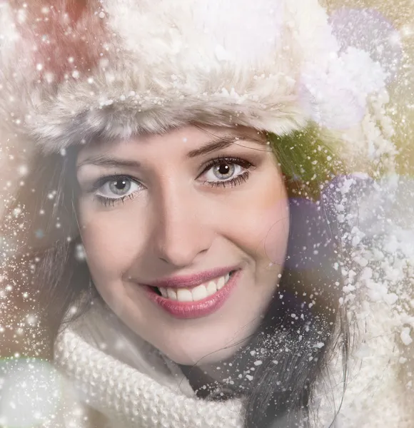 Portrait of attractive young woman in winter — Stock Photo, Image