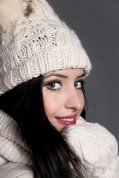 Porträtt av attraktiv ung kvinna i vinter Royaltyfria Stockbilder