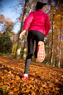 çalışan genç bir kadın