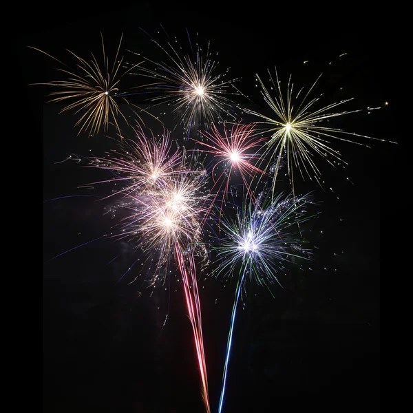 Farbenfrohes Feuerwerk in verschiedenen Farben — Stockfoto