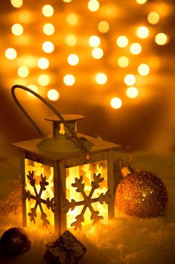 kar taneleri ile Noel fener