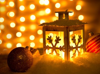kar taneleri ile Noel fener